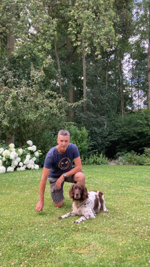 Instructeur Alain met zijn kleine Münsterländer Quint